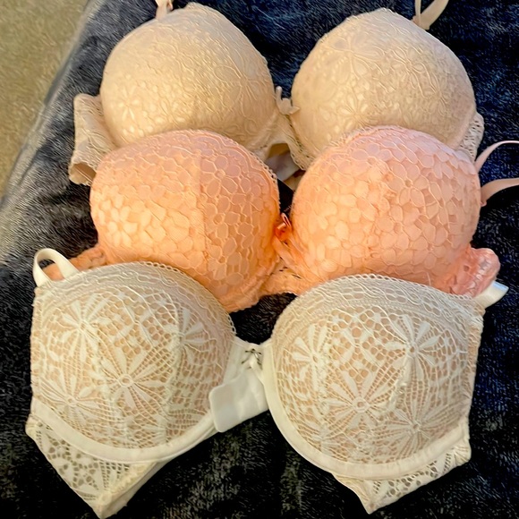 Barely warn bras - Picture 1 of 3